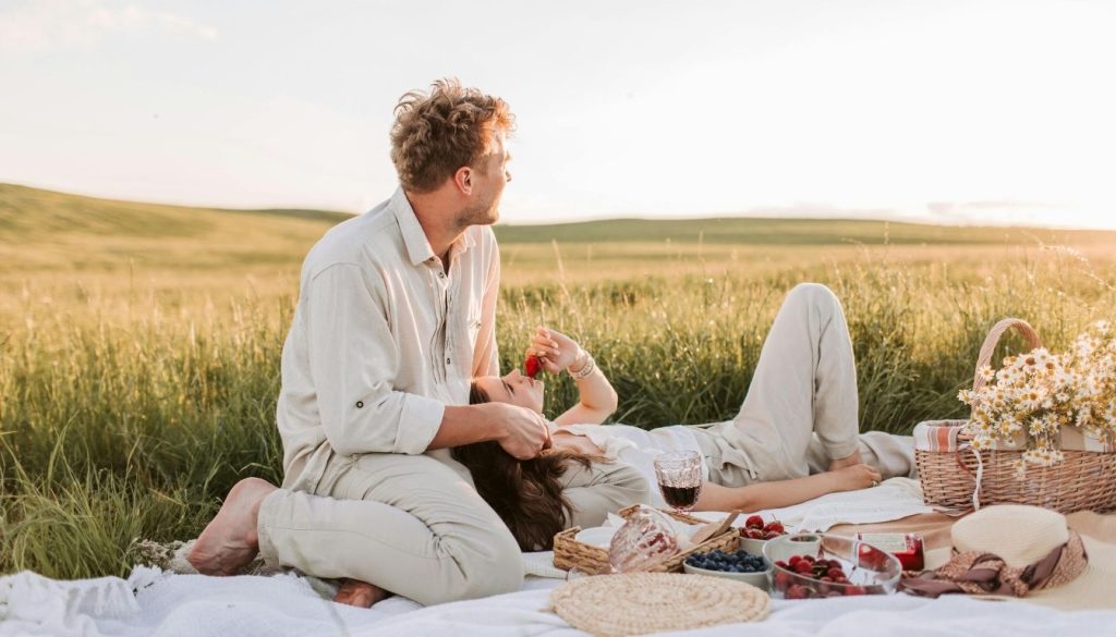 Couple en pique-nique romantique au coucher du soleil