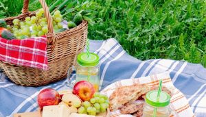 Panier de pique-nique avec fruits sur couverture