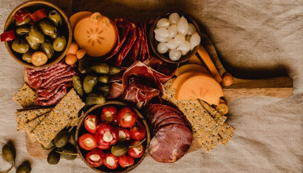 Plateau de charcuterie et fromages variés