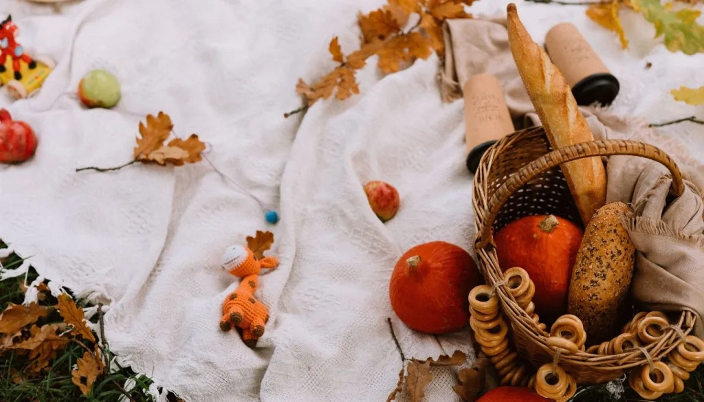 Panier d’automne avec pain et citrouilles